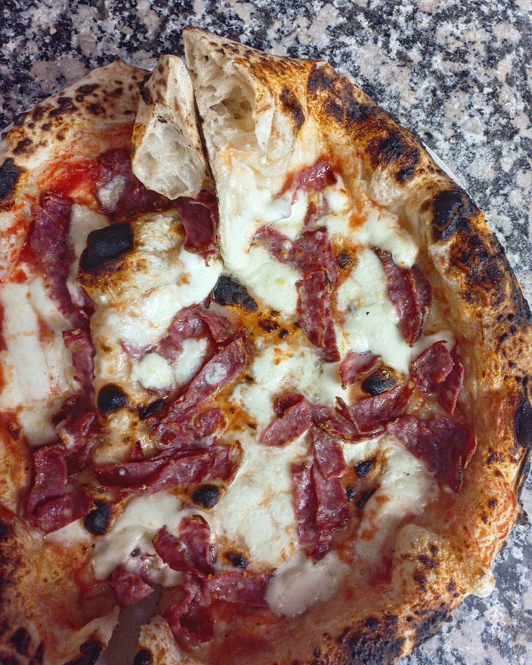 Pizza con salchichón de una pizzería de málaga