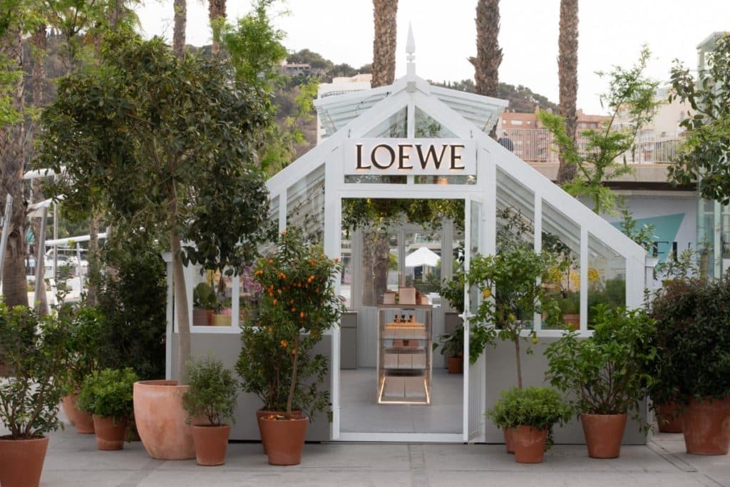 LOEWE Greenhouse, el invernadero itinerante que te hará sentir dentro de un jardín botánico, llega este viernes a Málaga