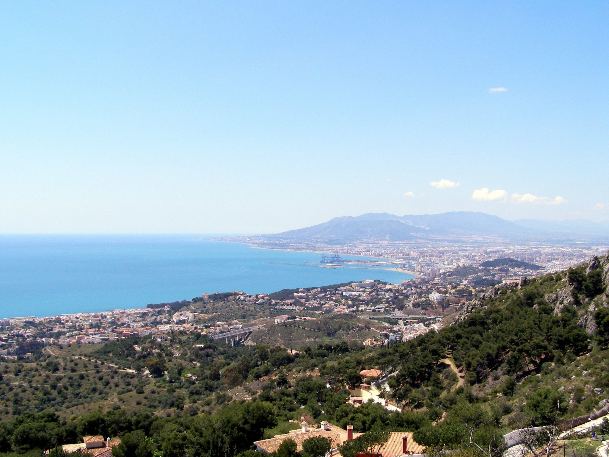 Vistas de la Bahía de Málaga tras la ruta de Pinares de San Antón
